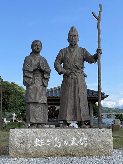 蛭ヶ小島の遺跡の地にある、源頼朝と北条政子の像