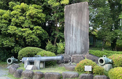 概要が記された反射鑪碑と大砲