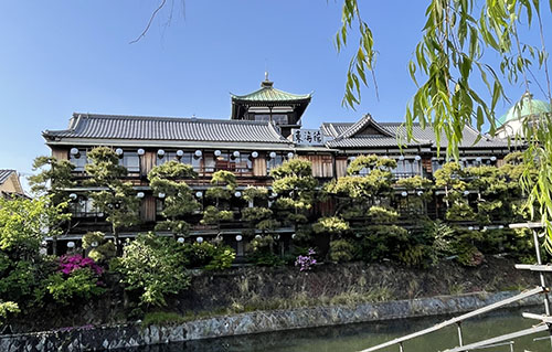 横を流れる、伊豆大川側から見た「東海館」