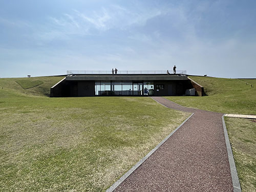 山頂の景観に同化したステキなデザイン