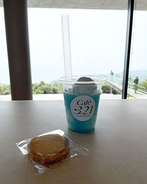 かわいい焼き菓子とヨーグルトフラッペ（ブルー）をいただきます＾＾