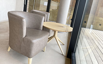 店内のソファー席。ガラス越しの眺めもgood!