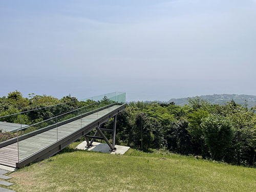 この張り出したデッキの先に行ってみると…