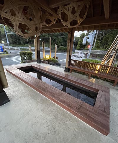 ますは、足湯で歓迎