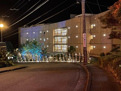 ホテルが奥にあります