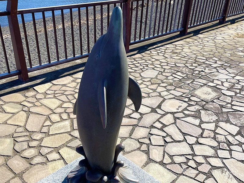 イルカのモニュメント